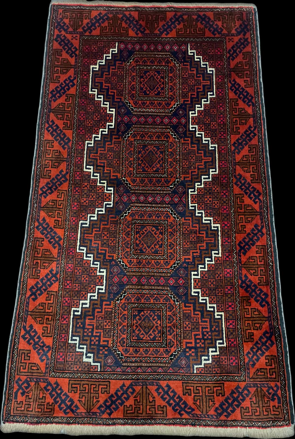alfombra persa de estilo baluch en dimensiones 180 centímetros de largo por 98 centímetros de ancho con colores principalmente naranja — Perspectiva