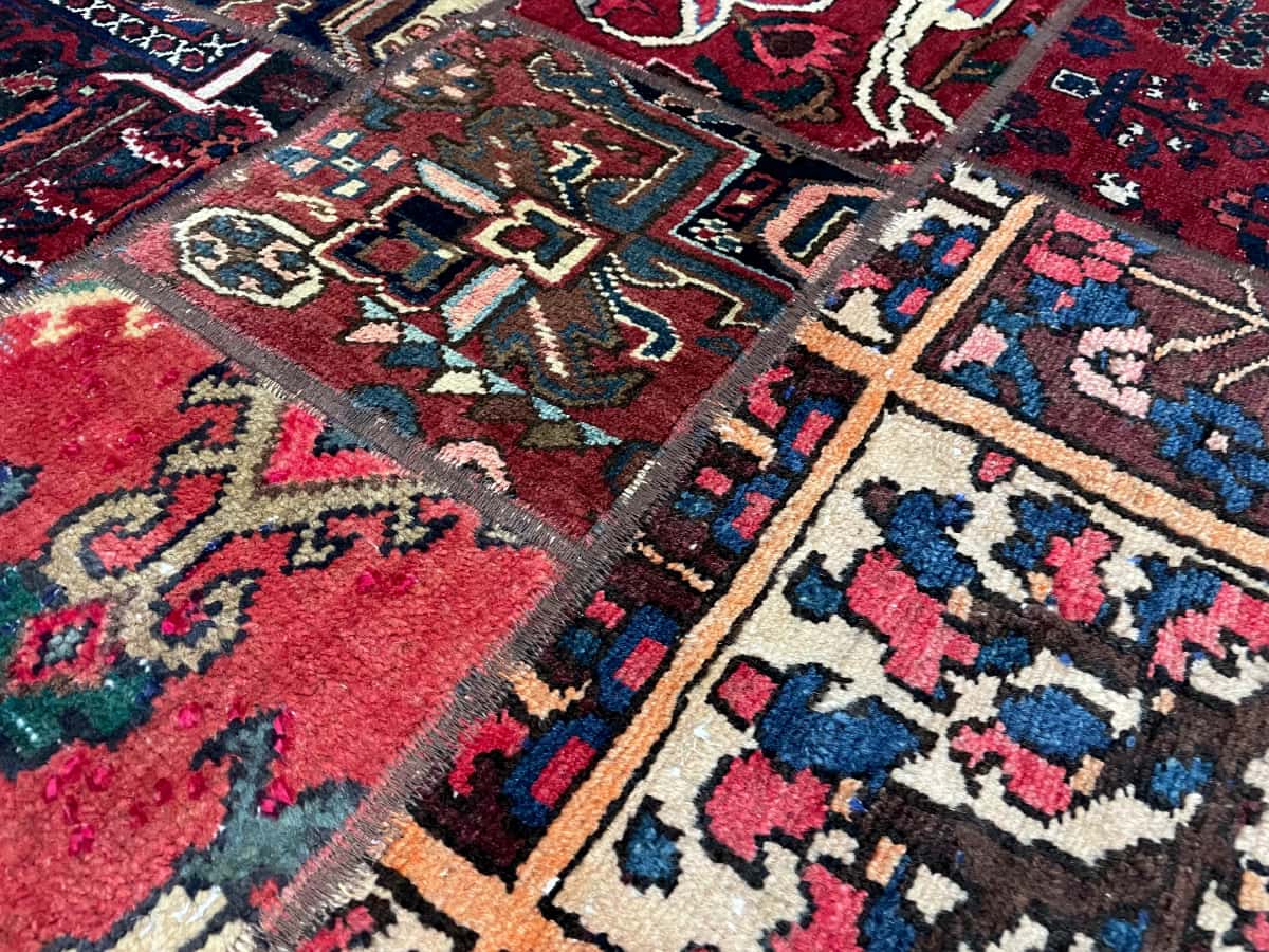 Persian rug of Rey style in dimensions 207 centimeters length by 136 centimeters width with mainly red and blue colors — Texture close-up