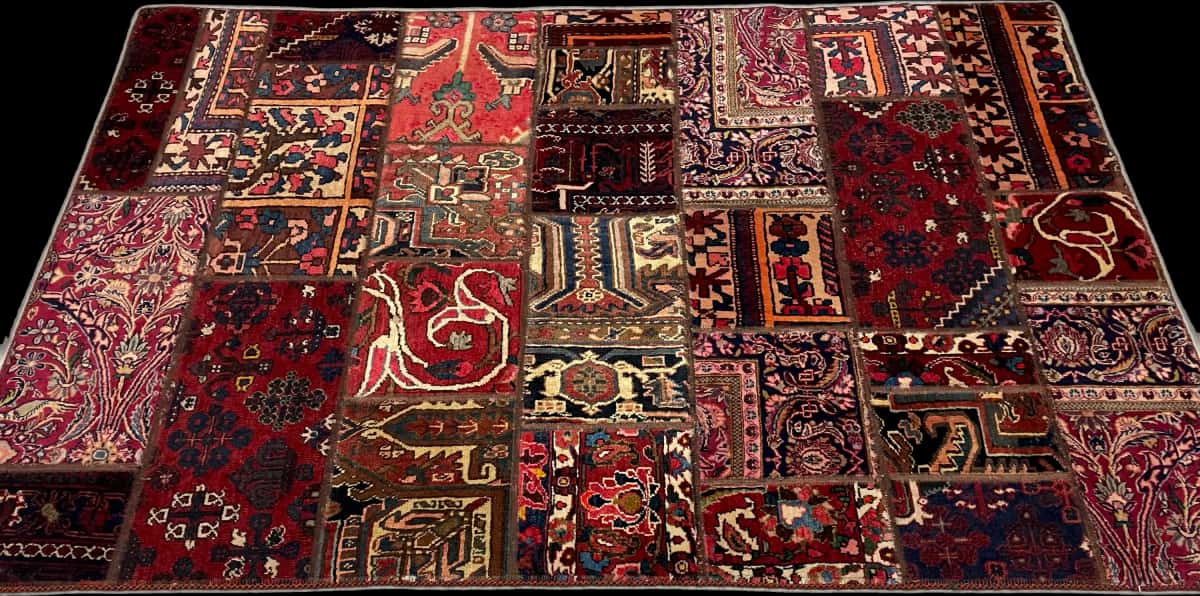 Persian rug of Rey style in dimensions 207 centimeters length by 136 centimeters width with mainly red and blue colors — Perspective