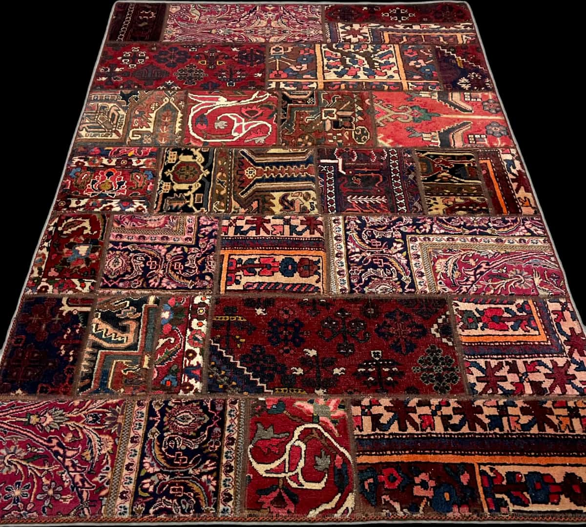 Persian rug of Rey style in dimensions 207 centimeters length by 136 centimeters width with mainly red and blue colors — Perspective