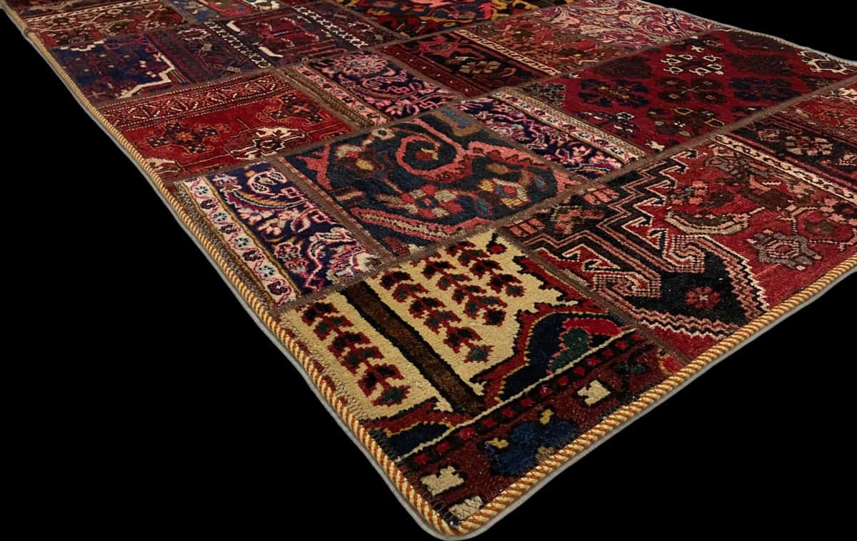 alfombra persa de estilo patchwork en dimensiones 179 centímetros de largo por 119 centímetros de ancho con colores principalmente rojo — Esquina y borde