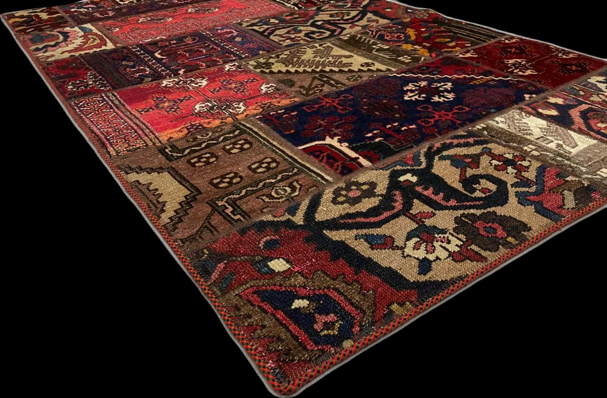 alfombra persa de estilo patchwork en dimensiones 178 centímetros de largo por 115 centímetros de ancho con colores principalmente rojo — Esquina y borde