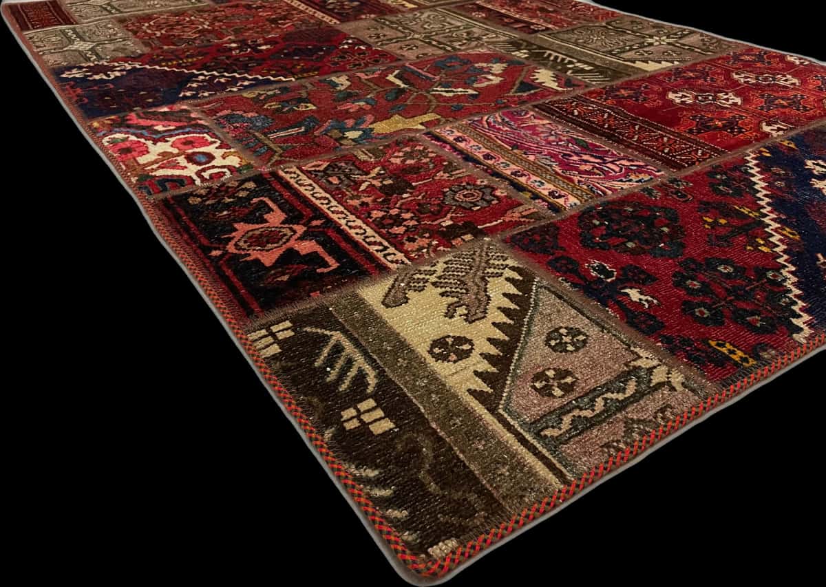 alfombra persa de estilo patchwork en dimensiones 176 centímetros de largo por 118 centímetros de ancho con colores principalmente rojo — Esquina y borde