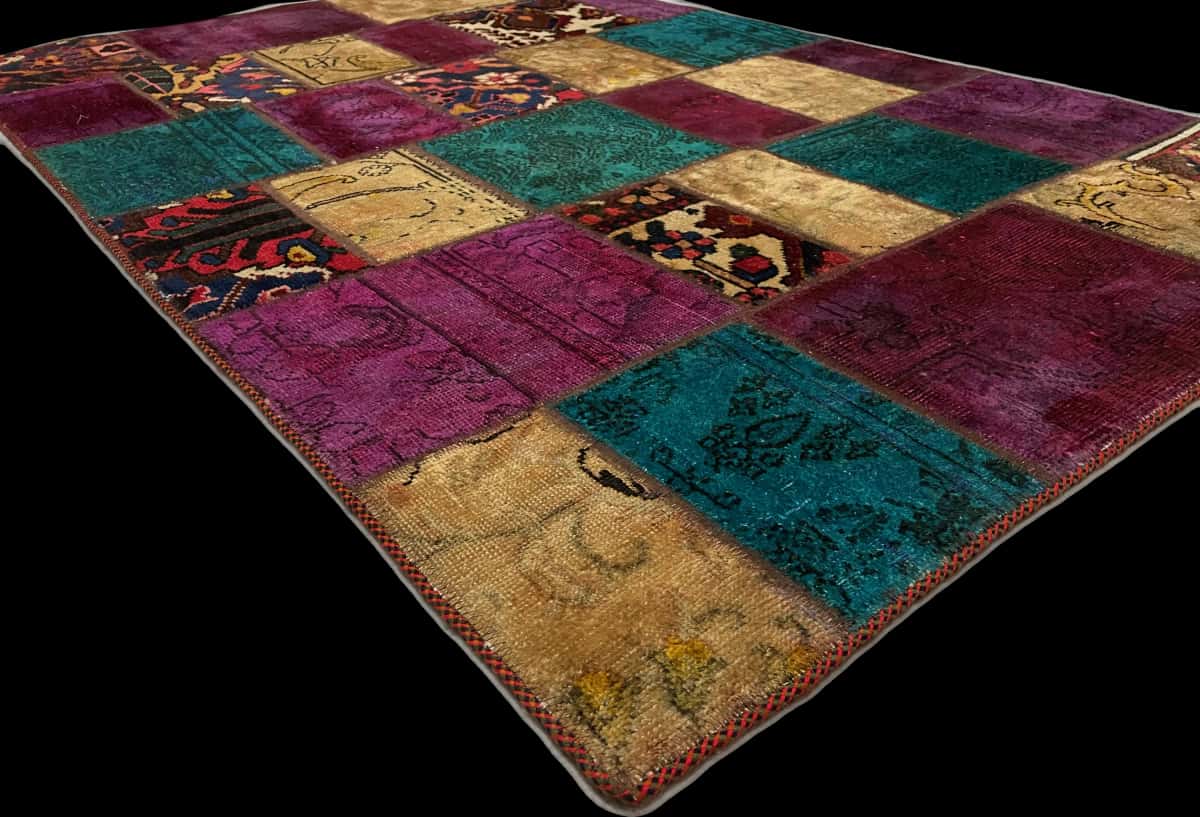 alfombra persa de estilo patchwork en dimensiones 180 centímetros de largo por 120 centímetros de ancho con colores principalmente morado y turquesa — Esquina y borde