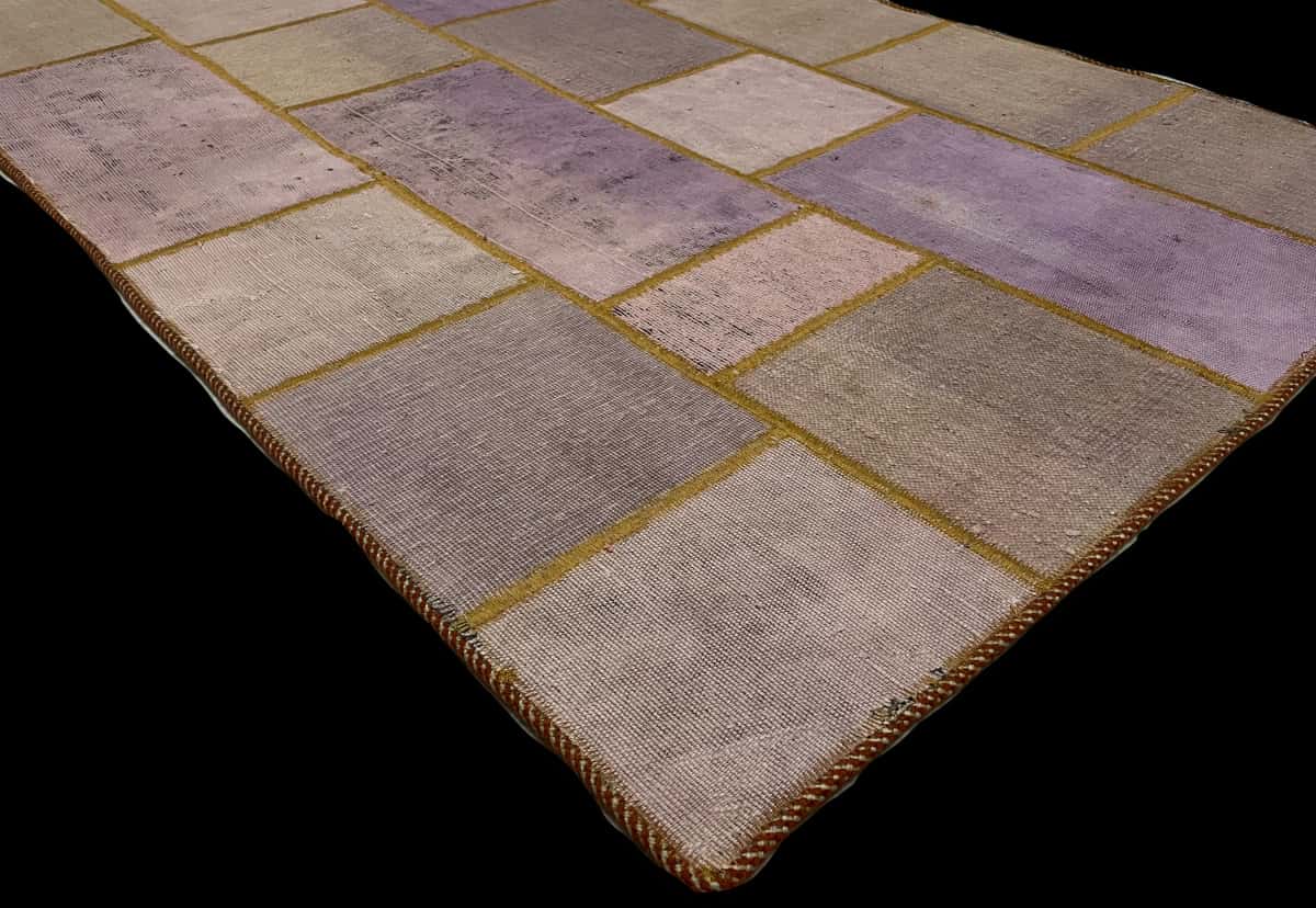 Persian rug of Rey style in dimensions 165 centimeters length by 119 centimeters width with mainly purple colors — Corner & edge