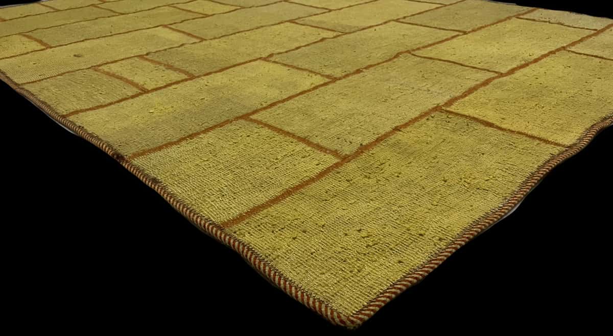 Persian rug of Rey style in dimensions 195 centimeters length by 140 centimeters width with mainly yellow colors — Corner & edge