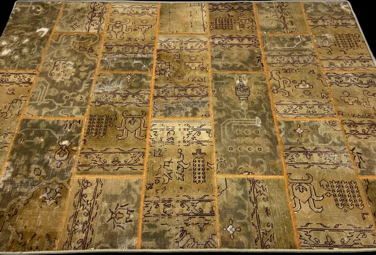 Persian rug of Rey style in dimensions 210 centimeters length by 150 centimeters width with mainly green colors — Perspective