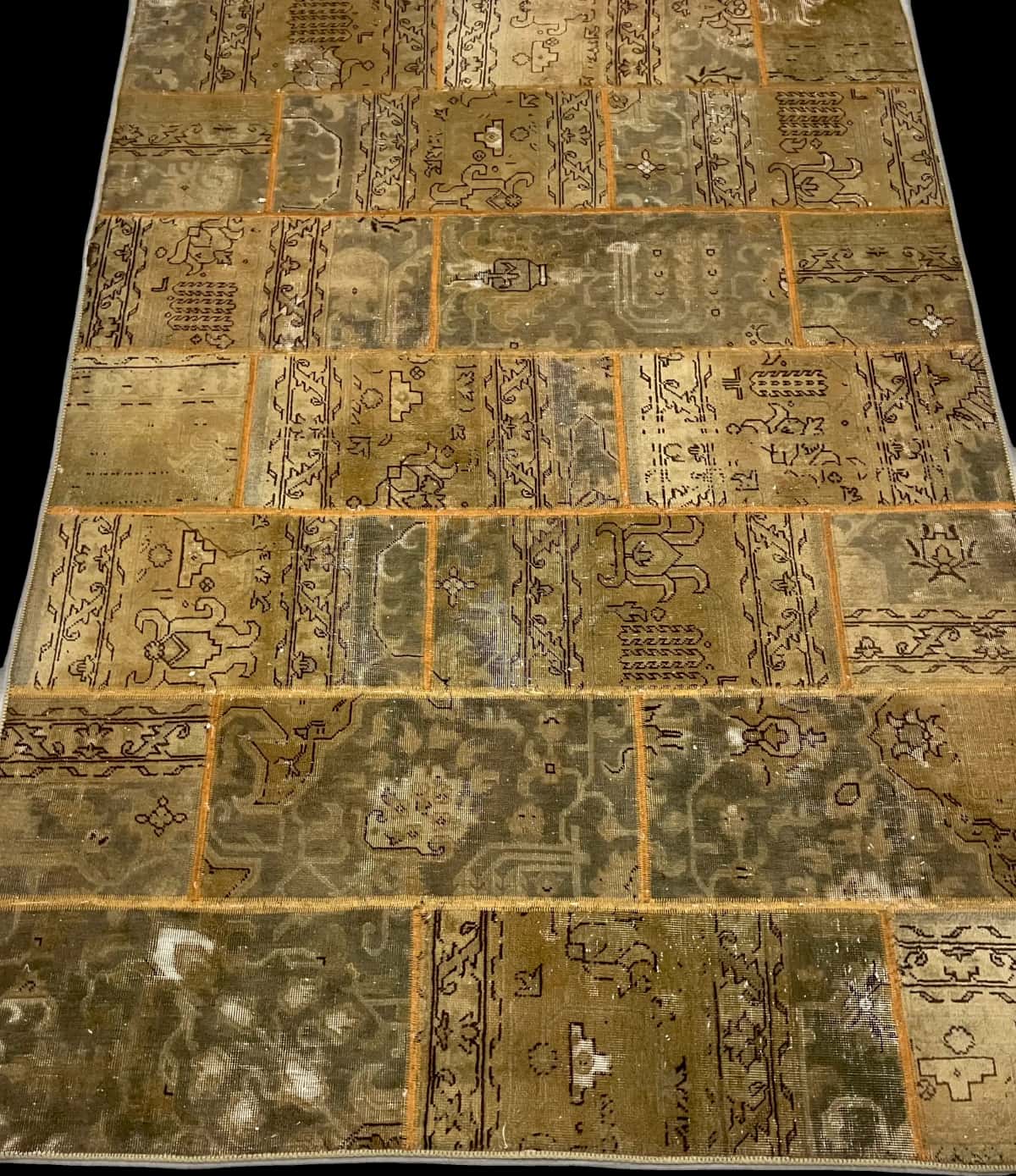 Persian rug of Rey style in dimensions 210 centimeters length by 150 centimeters width with mainly green colors — Perspective