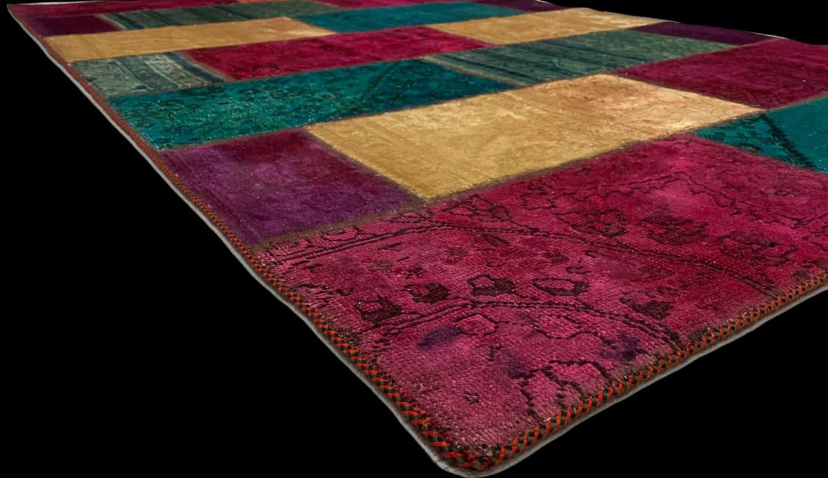Persian rug of Patchwork style in dimensions 208 centimeters length by 138 centimeters width with mainly turquoise and red colors — Corner & edge