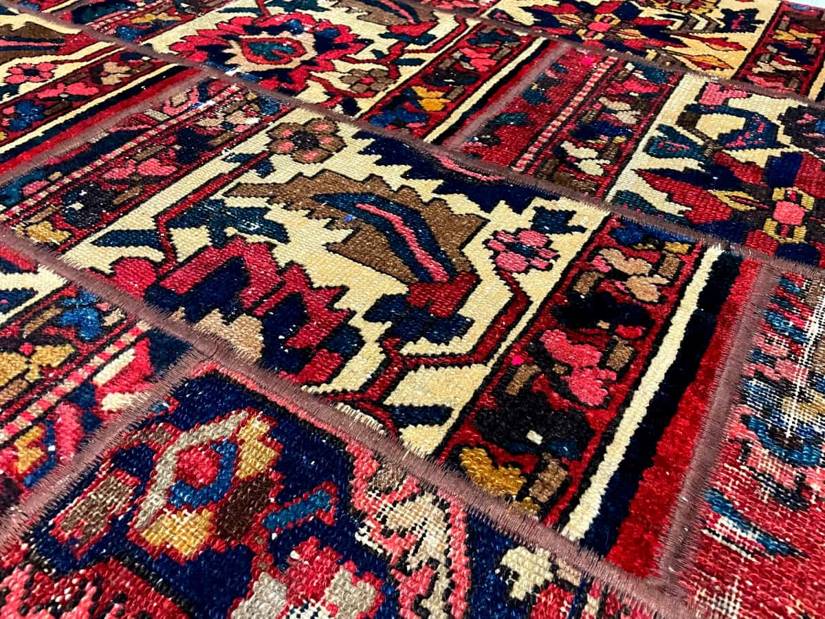 Persian rug of Rey style in dimensions 207 centimeters length by 150 centimeters width with mainly red and beige colors — Texture close-up