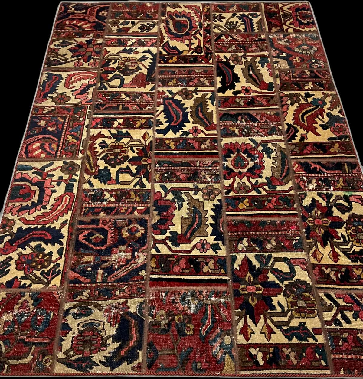 Persian rug of Rey style in dimensions 207 centimeters length by 150 centimeters width with mainly red and beige colors — Perspective