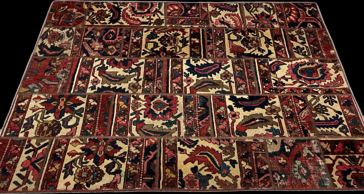 Persian rug of Rey style in dimensions 207 centimeters length by 150 centimeters width with mainly red and beige colors — Perspective