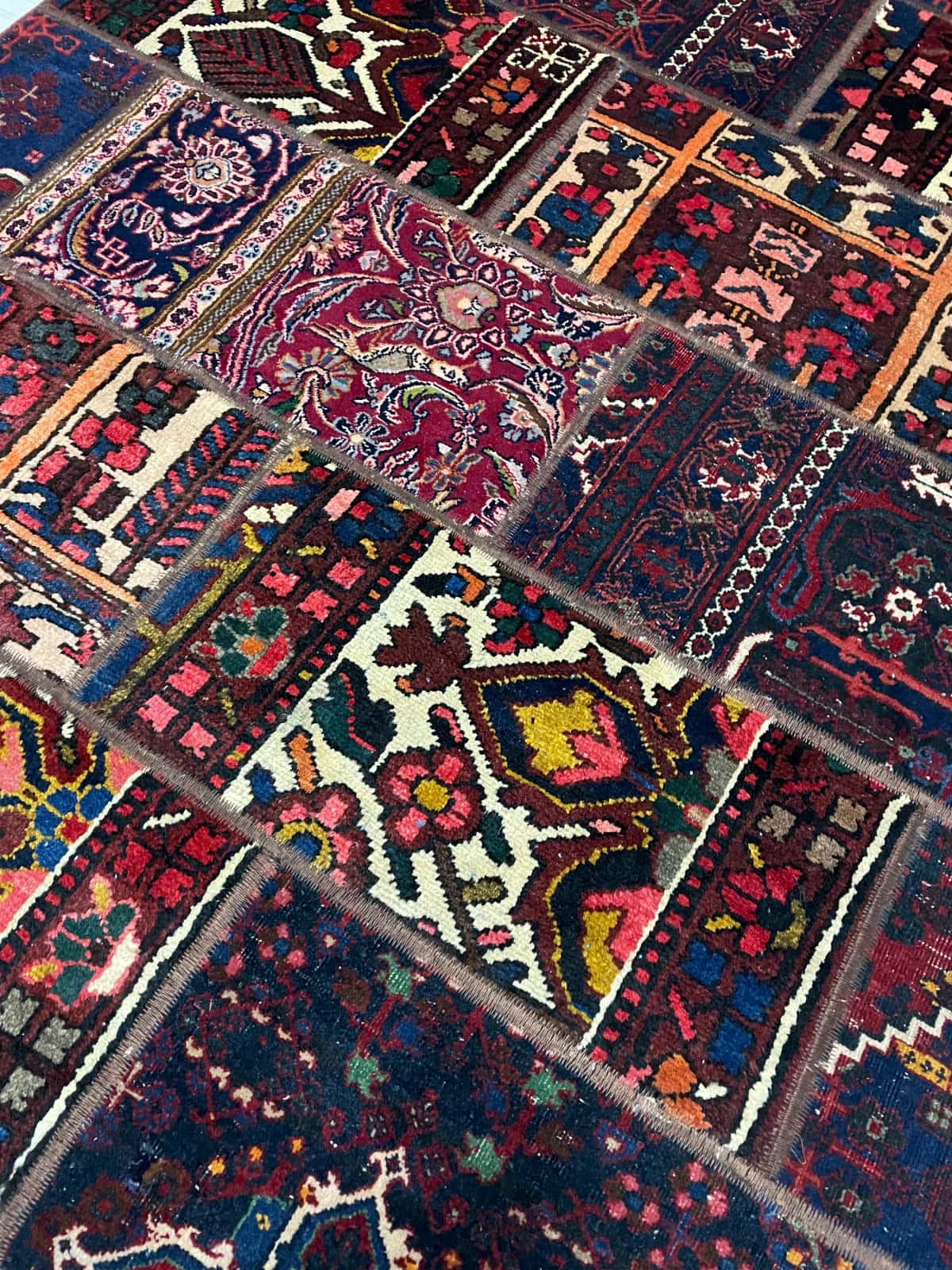 Persian rug of Rey style in dimensions 210 centimeters length by 139 centimeters width with mainly red colors — Texture close-up