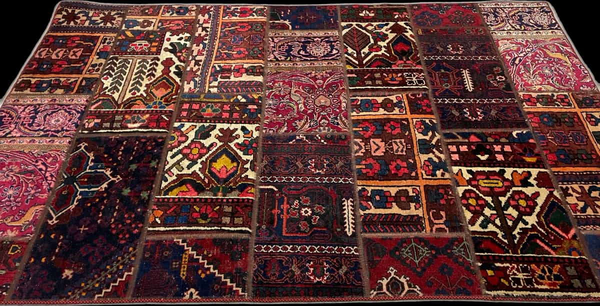 Persian rug of Rey style in dimensions 210 centimeters length by 139 centimeters width with mainly red colors — Perspective