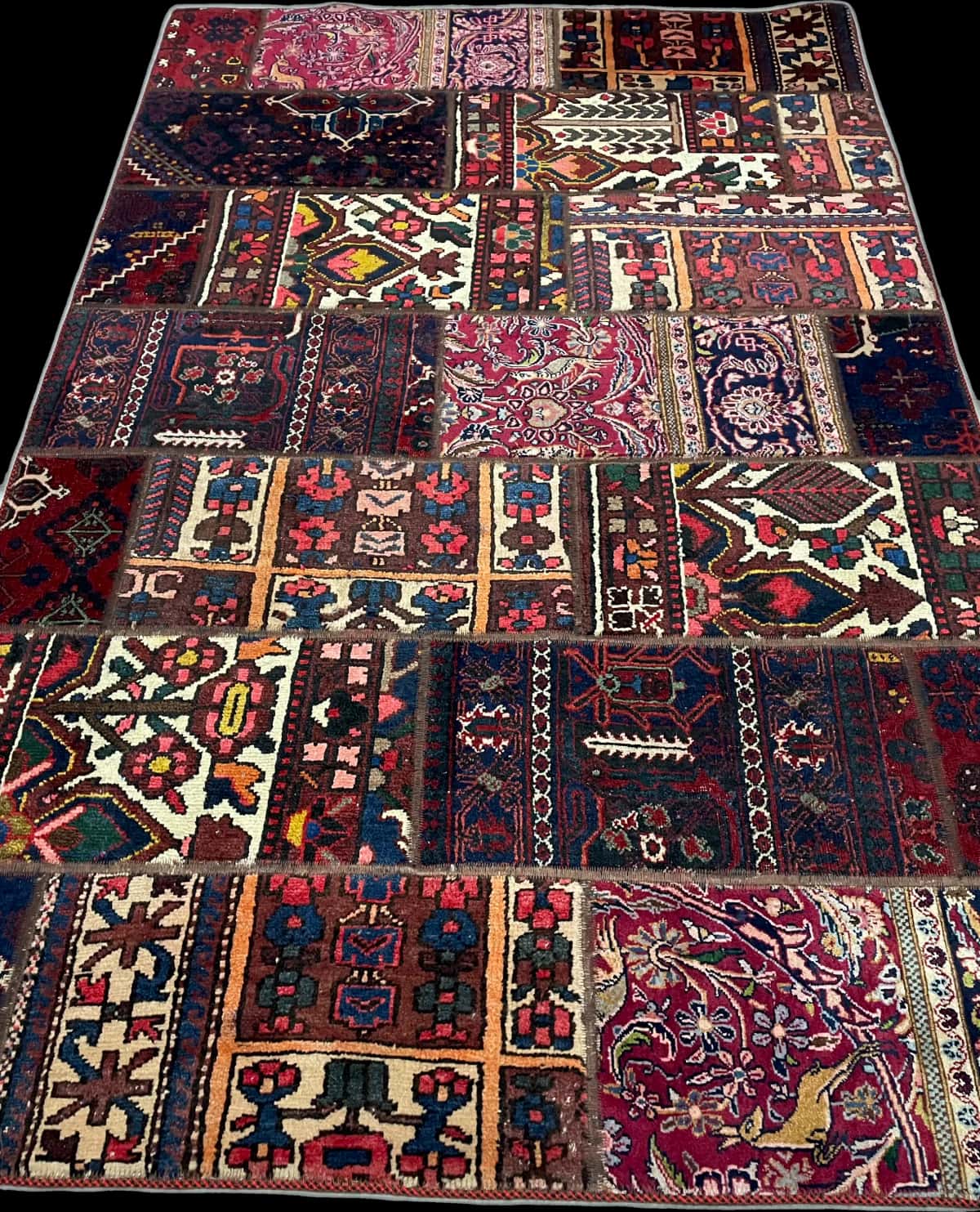 Persian rug of Rey style in dimensions 210 centimeters length by 139 centimeters width with mainly red colors — Perspective