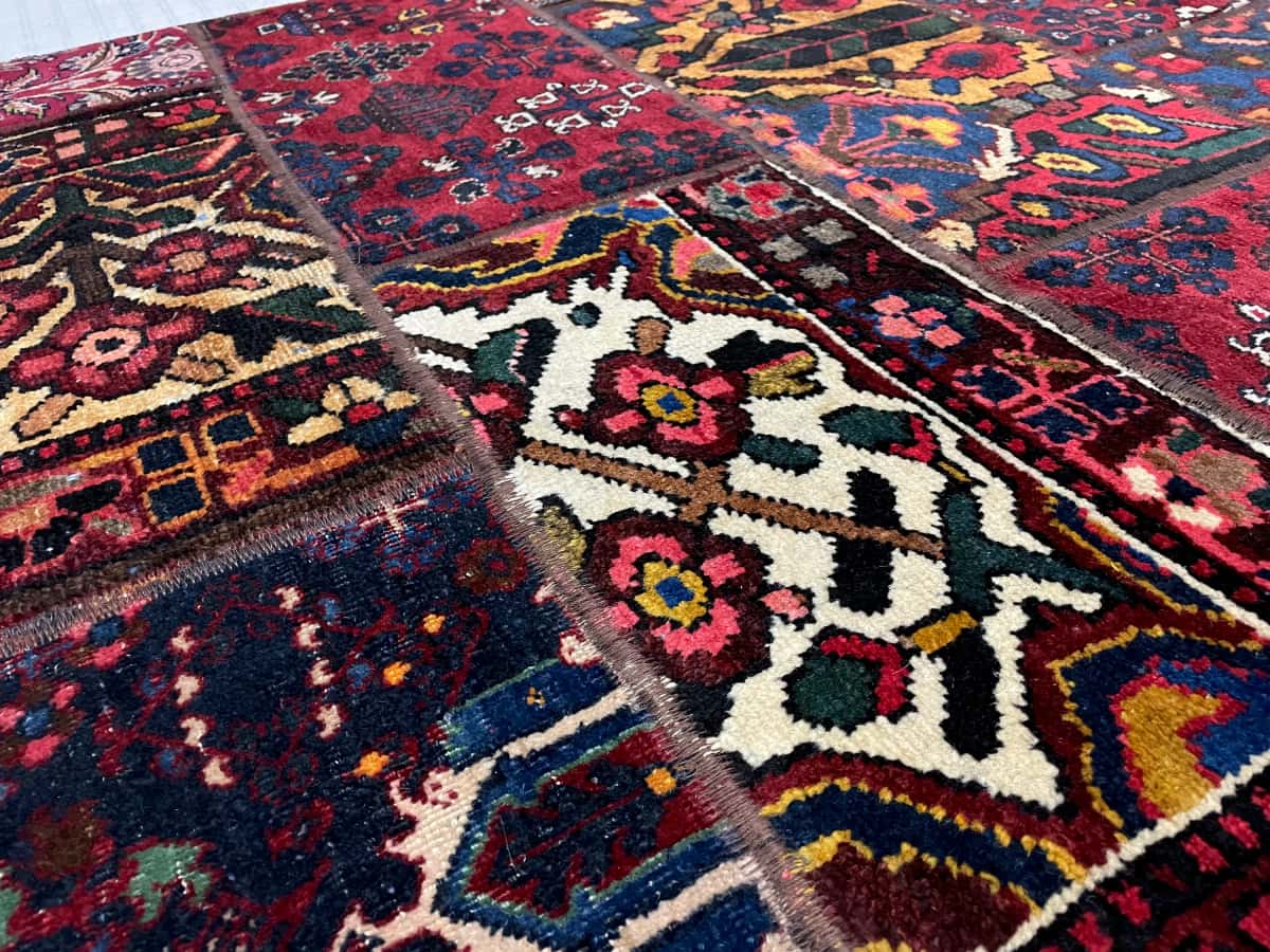 Persian rug of Rey style in dimensions 207 centimeters length by 136 centimeters width with mainly red colors — Texture close-up