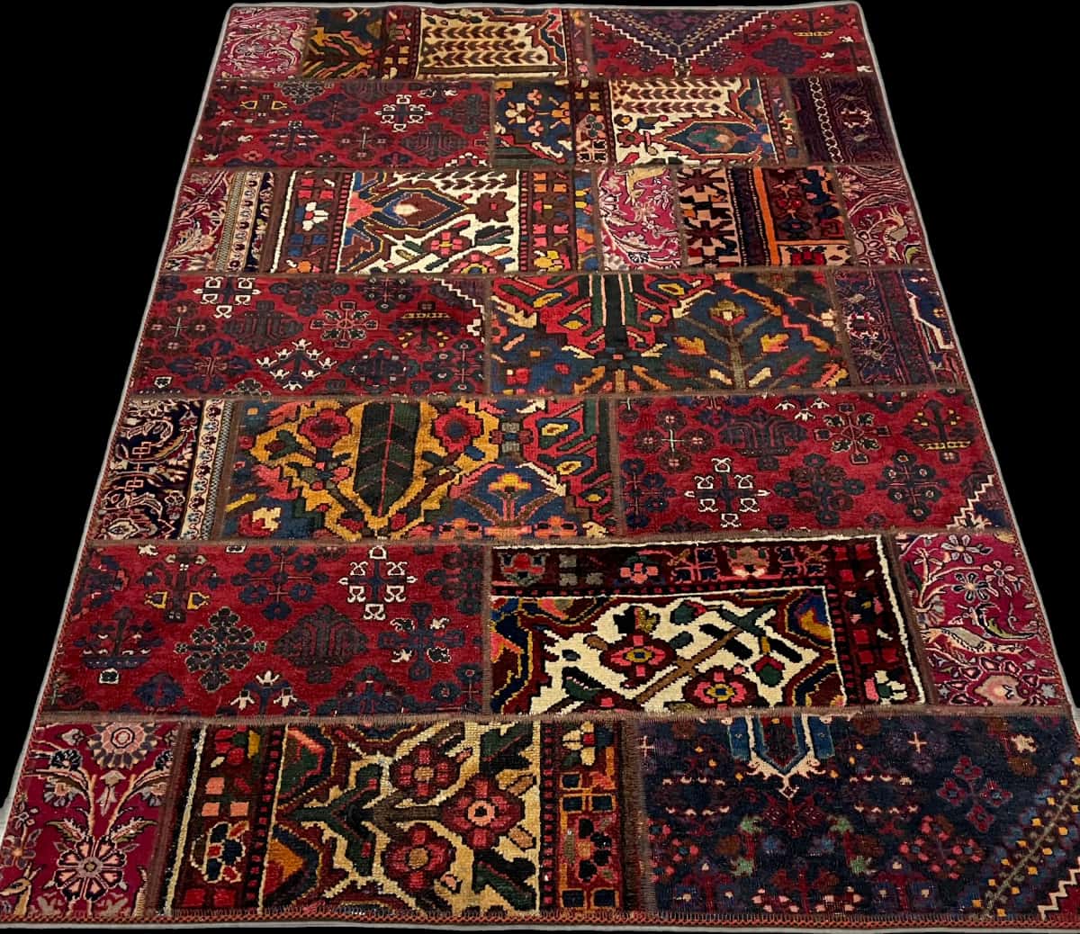 Persian rug of Rey style in dimensions 207 centimeters length by 136 centimeters width with mainly red colors — Perspective
