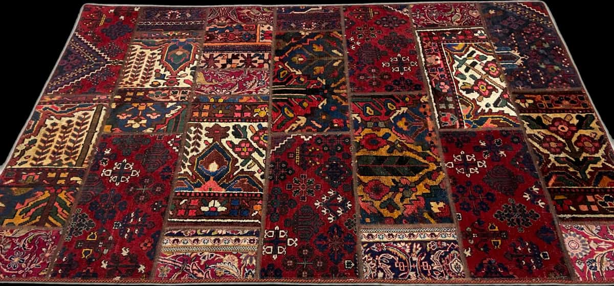 Persian rug of Rey style in dimensions 207 centimeters length by 136 centimeters width with mainly red colors — Perspective