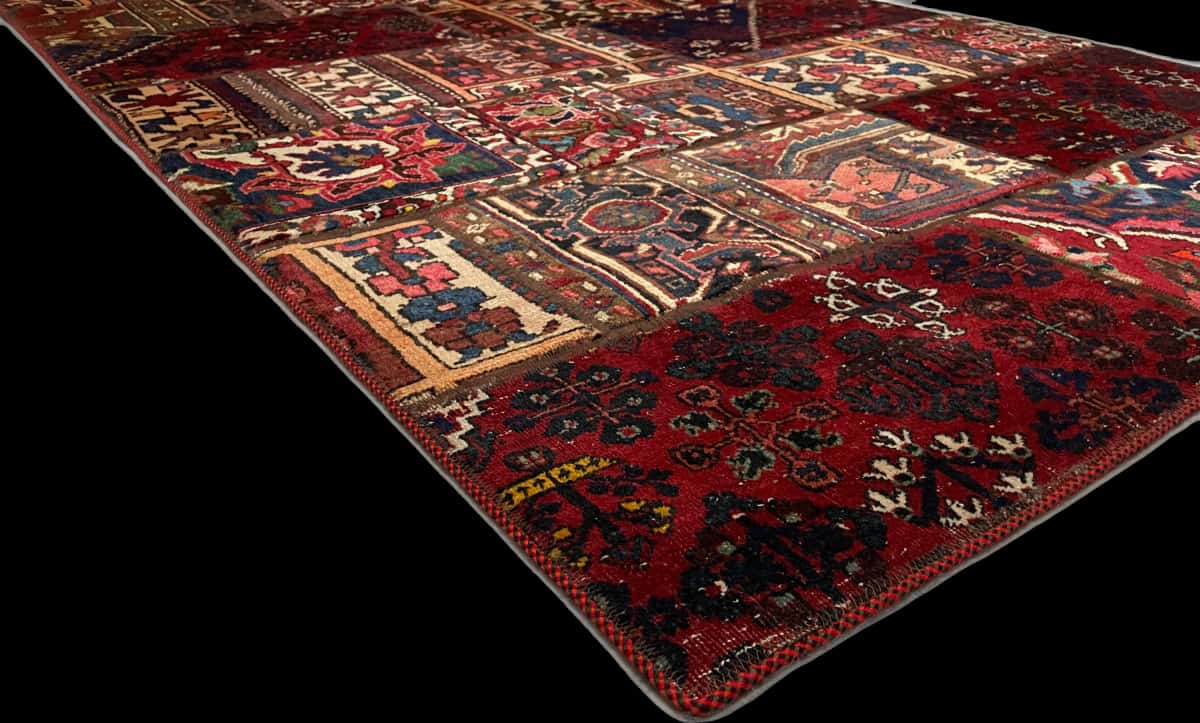 Persian rug of Patchwork style in dimensions 210 centimeters length by 137 centimeters width with mainly red colors — Corner & edge