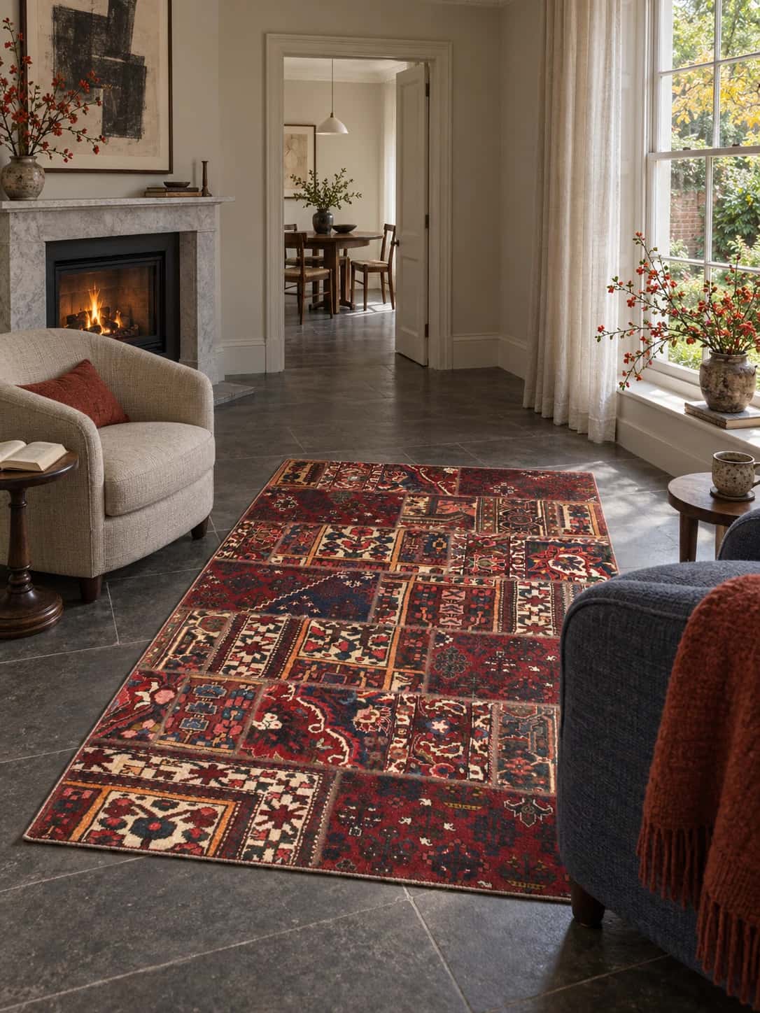 Alfombra patchwork persa Rey, 137x210 cm, principalmente en rojo — En una habitación