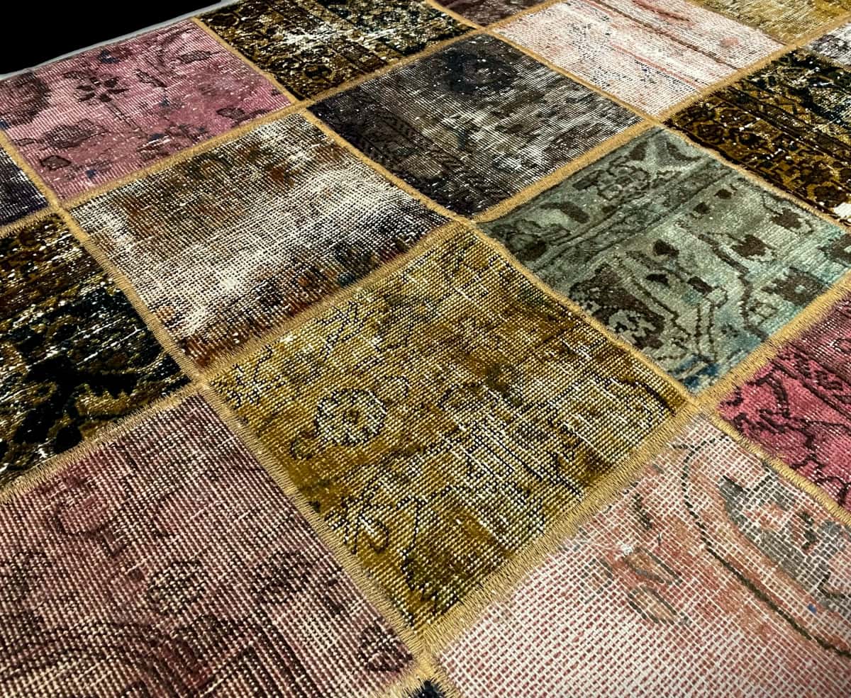 persischer Teppich im Rey Stil in den Maßen 211 Zentimeter Länge mal 151 Zentimeter Breite mit überwiegend bunt Farben — Nahaufnahme der Textur