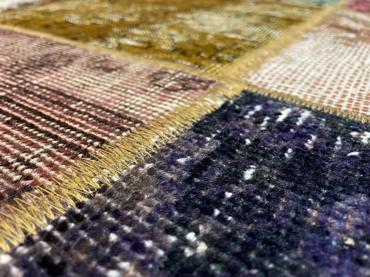 persischer Teppich im Rey Stil in den Maßen 211 Zentimeter Länge mal 151 Zentimeter Breite mit überwiegend bunt Farben — Nahaufnahme der Textur