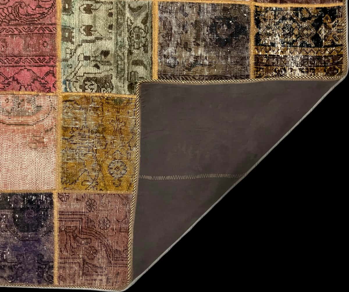 persischer Teppich im Rey Stil in den Maßen 211 Zentimeter Länge mal 151 Zentimeter Breite mit überwiegend bunt Farben — Gefaltet