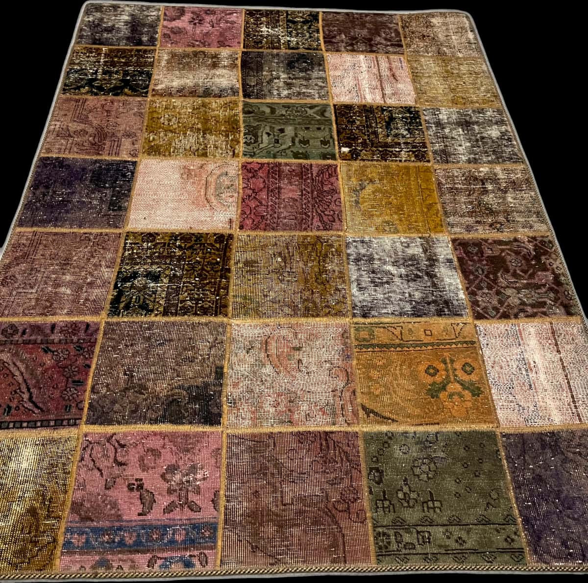 persischer Teppich im Rey Stil in den Maßen 211 Zentimeter Länge mal 151 Zentimeter Breite mit überwiegend bunt Farben — Perspektive