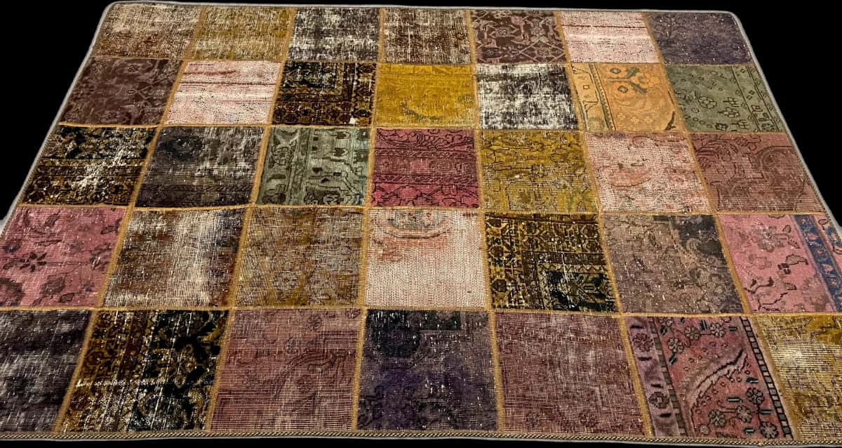 persischer Teppich im Rey Stil in den Maßen 211 Zentimeter Länge mal 151 Zentimeter Breite mit überwiegend bunt Farben — Perspektive