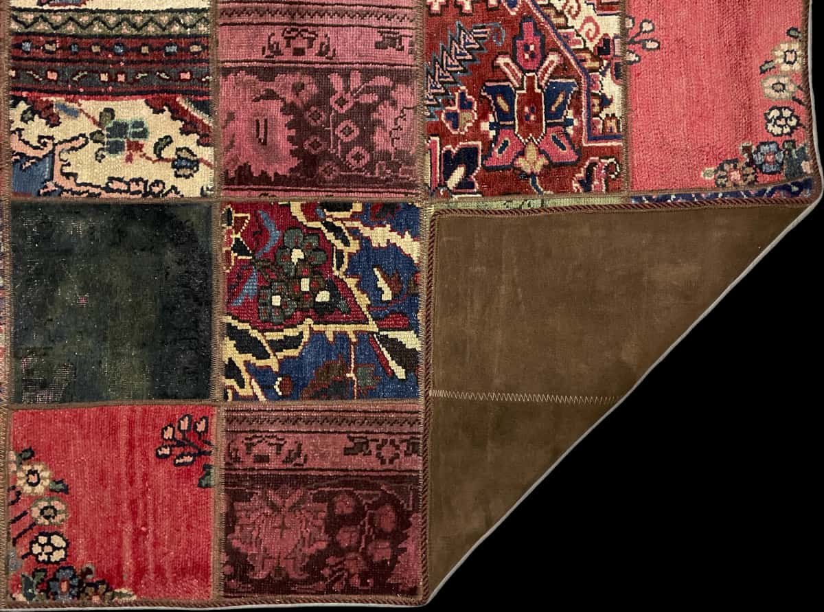 alfombra persa de estilo patchwork en dimensiones 212 centímetros de largo por 151 centímetros de ancho con colores principalmente rojo y verde — Plegada