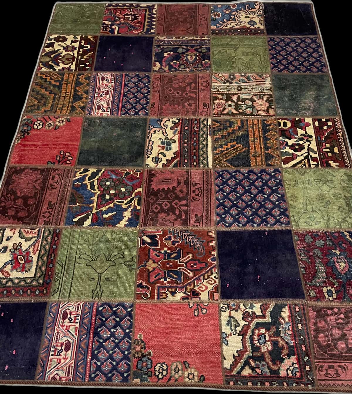 alfombra persa de estilo patchwork en dimensiones 212 centímetros de largo por 151 centímetros de ancho con colores principalmente rojo y verde — Perspectiva