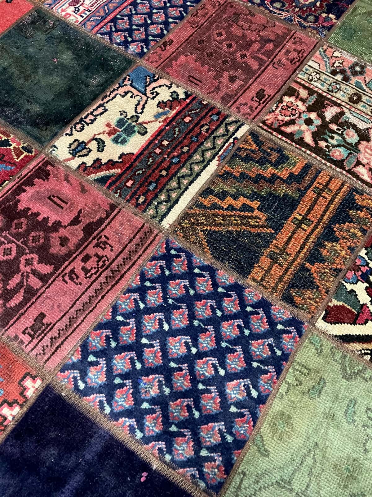 persischer Teppich im Rey Stil in den Maßen 212 Zentimeter Länge mal 151 Zentimeter Breite mit überwiegend rot und grün Farben — Nahaufnahme der Textur