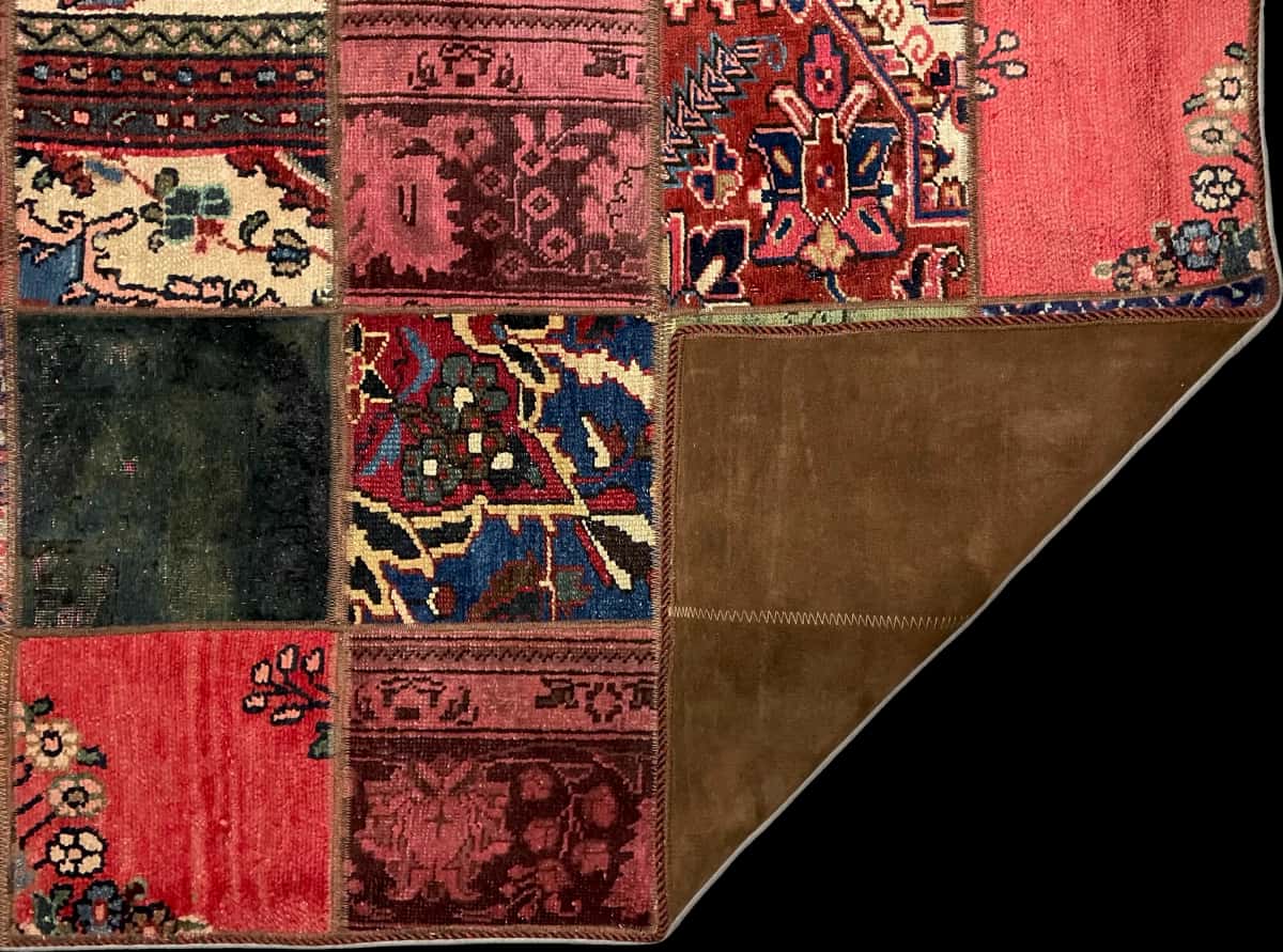 persischer Teppich im Rey Stil in den Maßen 212 Zentimeter Länge mal 151 Zentimeter Breite mit überwiegend rot und grün Farben — Gefaltet