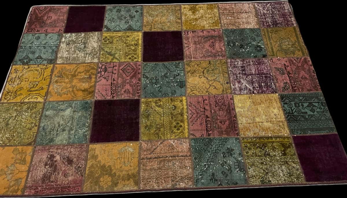 Persian rug of Rey style in dimensions 210 centimeters length by 150 centimeters width with mainly colorful colors — Perspective