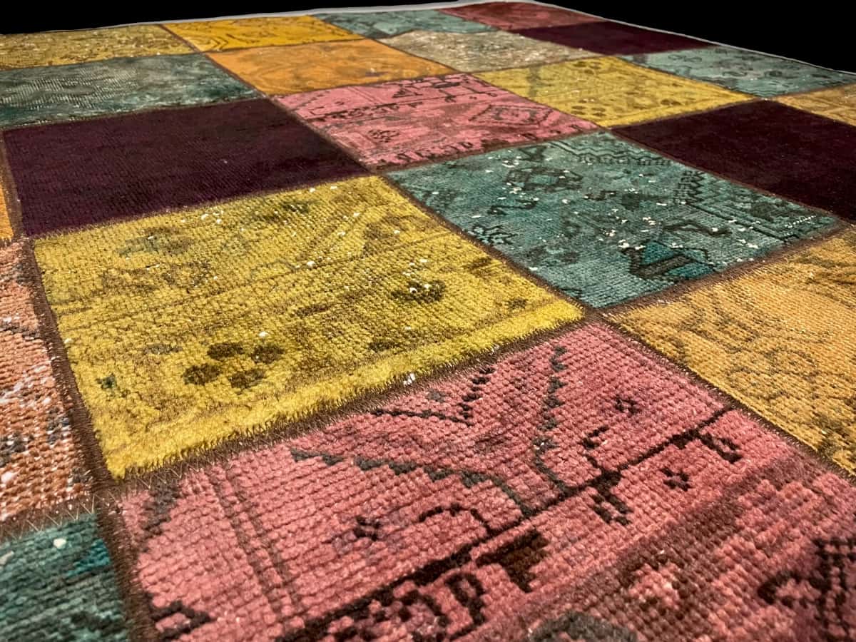 Persian rug of Rey style in dimensions 210 centimeters length by 150 centimeters width with mainly colorful colors — Texture close-up