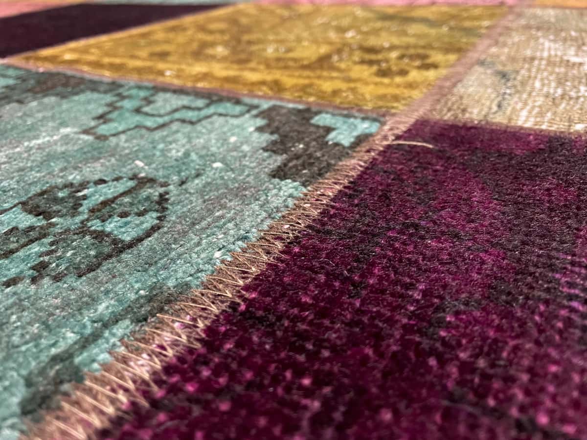Persian rug of Rey style in dimensions 210 centimeters length by 150 centimeters width with mainly colorful colors — Texture close-up