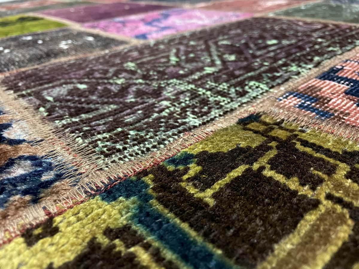 Persian rug of Rey style in dimensions 220 centimeters length by 168 centimeters width with mainly colorful colors — Texture close-up