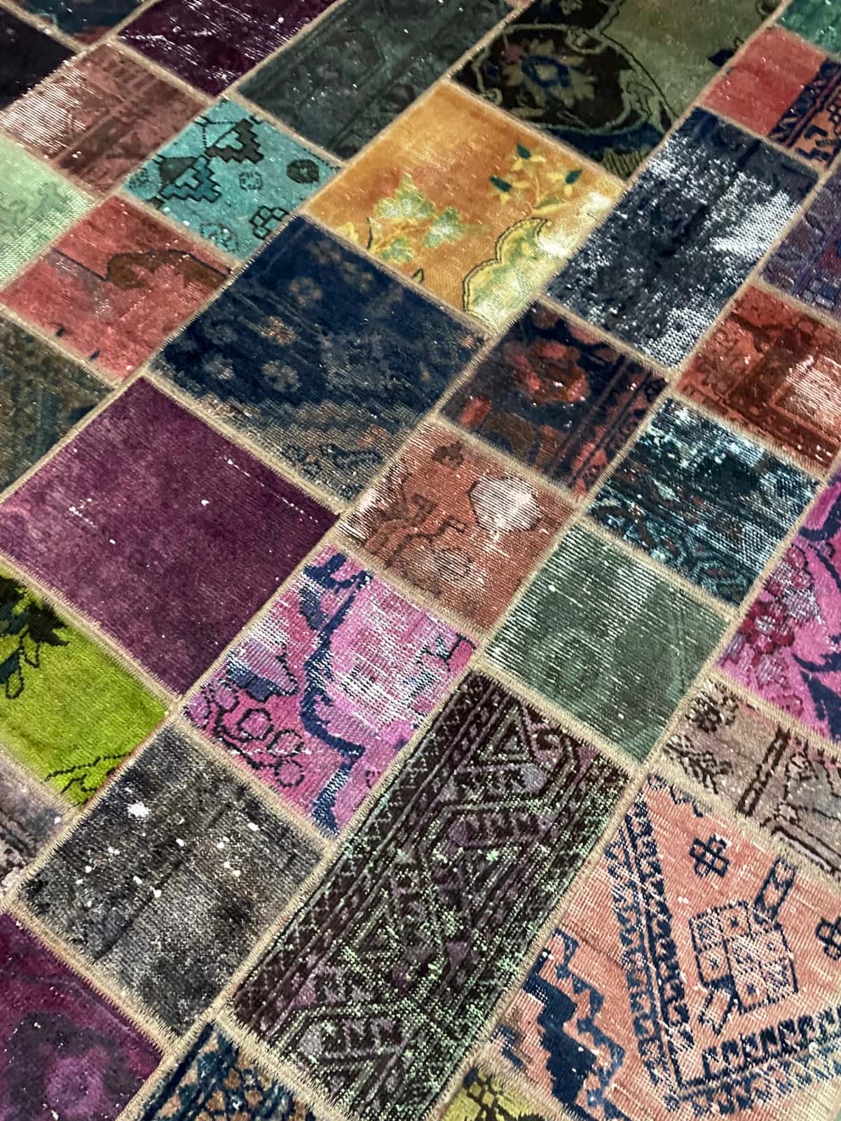 Persian rug of Rey style in dimensions 220 centimeters length by 168 centimeters width with mainly colorful colors — Texture close-up
