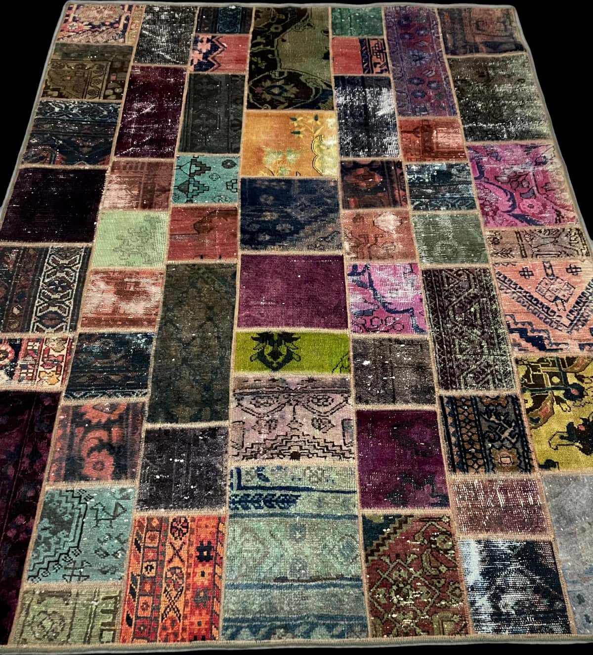 Persian rug of Rey style in dimensions 220 centimeters length by 168 centimeters width with mainly colorful colors — Perspective