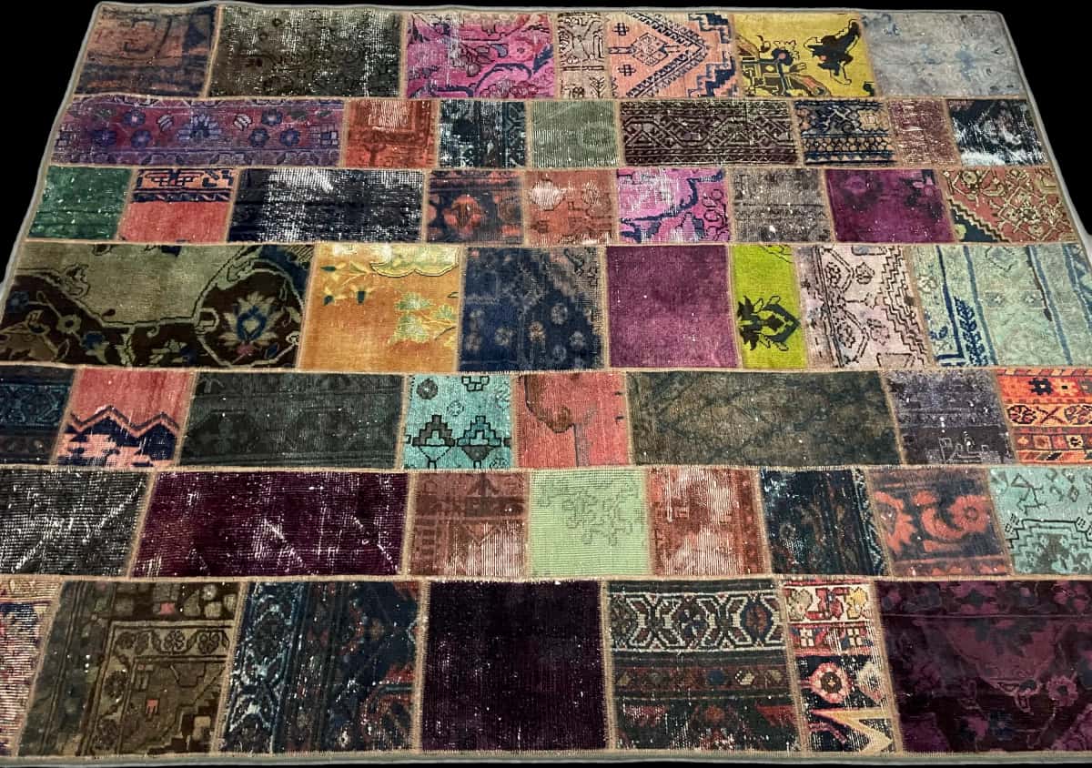 Persian rug of Rey style in dimensions 220 centimeters length by 168 centimeters width with mainly colorful colors — Perspective