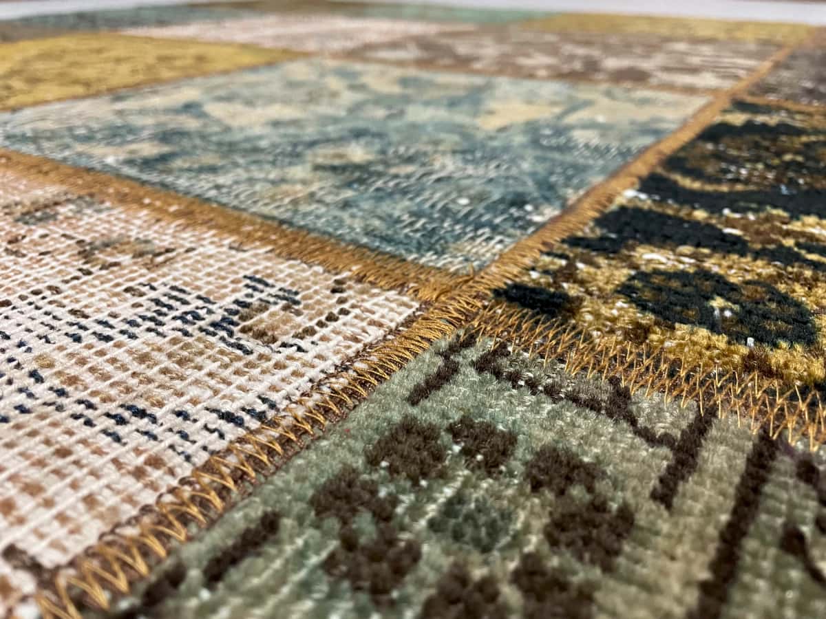 Persian rug of Rey style in dimensions 210 centimeters length by 151 centimeters width with mainly colorful colors — Texture close-up