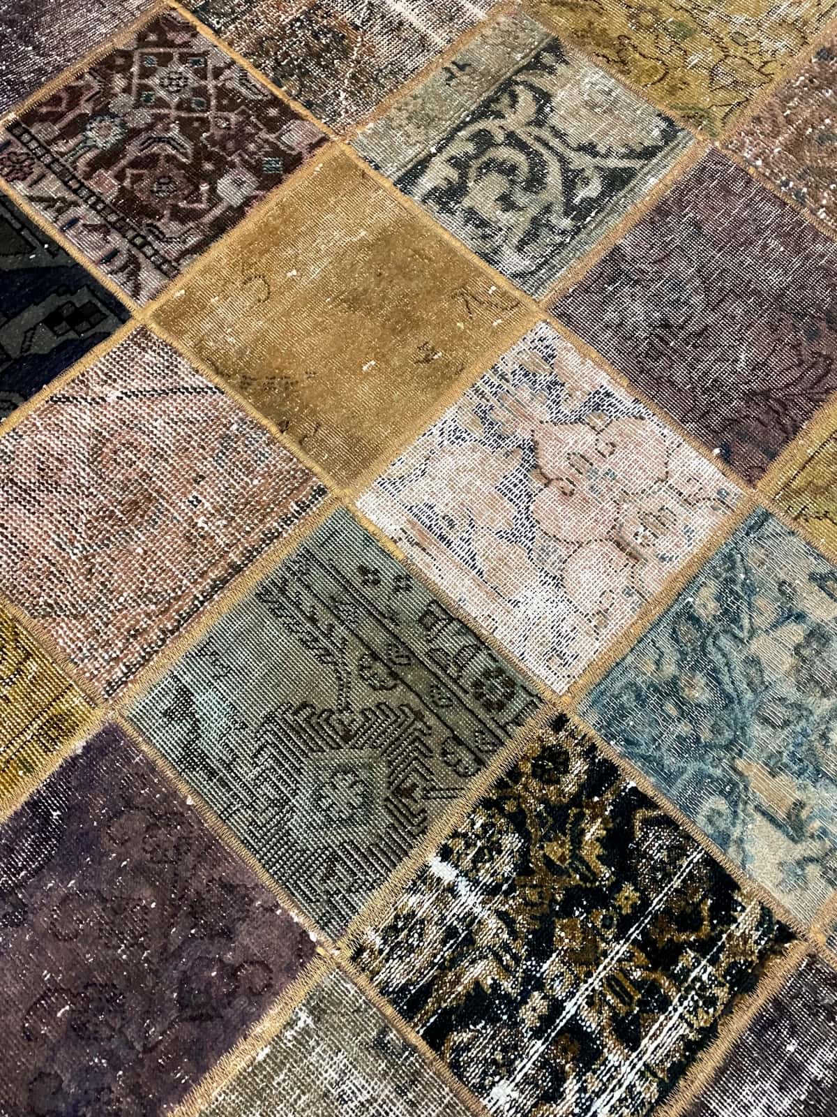 Persian rug of Rey style in dimensions 210 centimeters length by 151 centimeters width with mainly colorful colors — Texture close-up