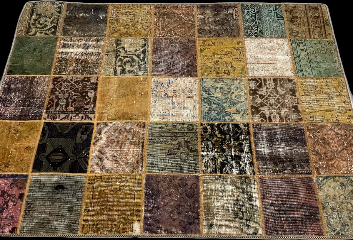 Persian rug of Rey style in dimensions 210 centimeters length by 151 centimeters width with mainly colorful colors — Perspective