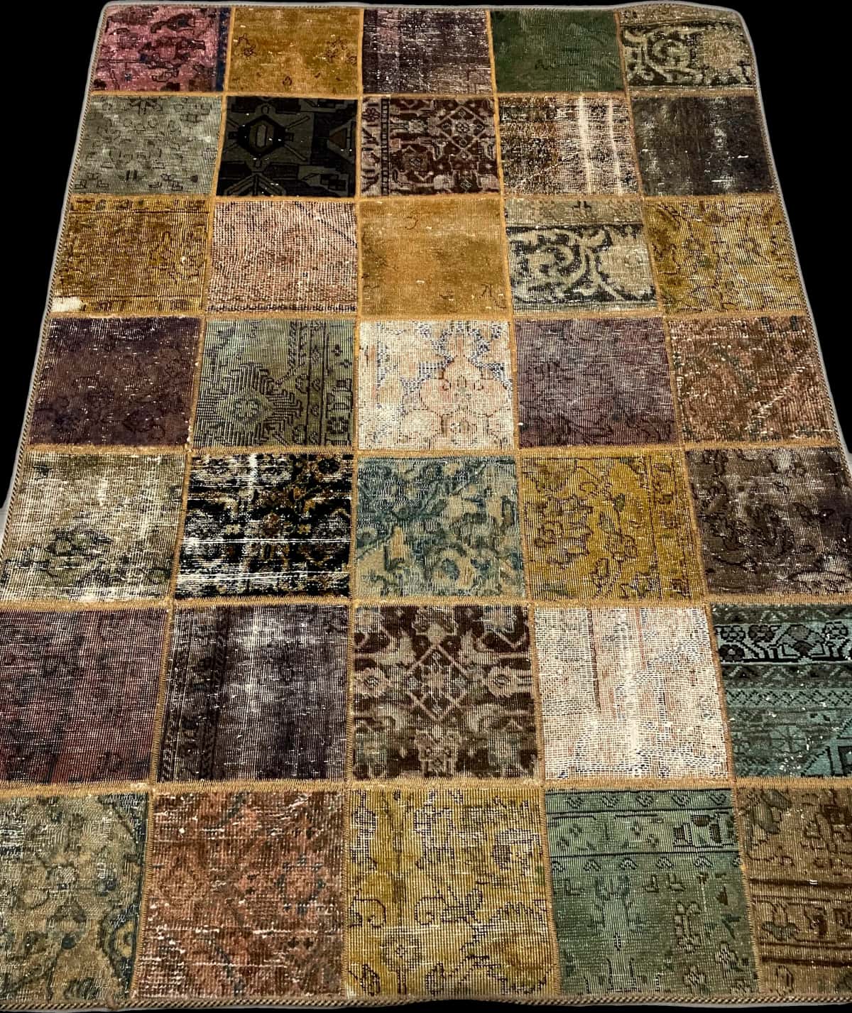 Persian rug of Rey style in dimensions 210 centimeters length by 151 centimeters width with mainly colorful colors — Perspective