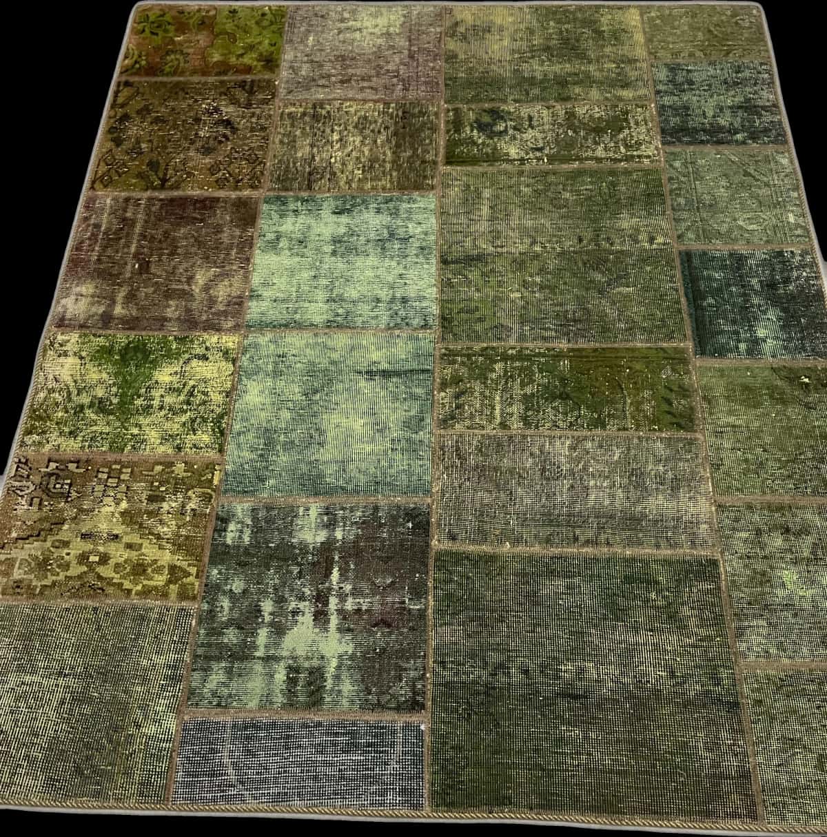 Persian rug of Rey style in dimensions 200 centimeters length by 160 centimeters width with mainly green colors — Perspective