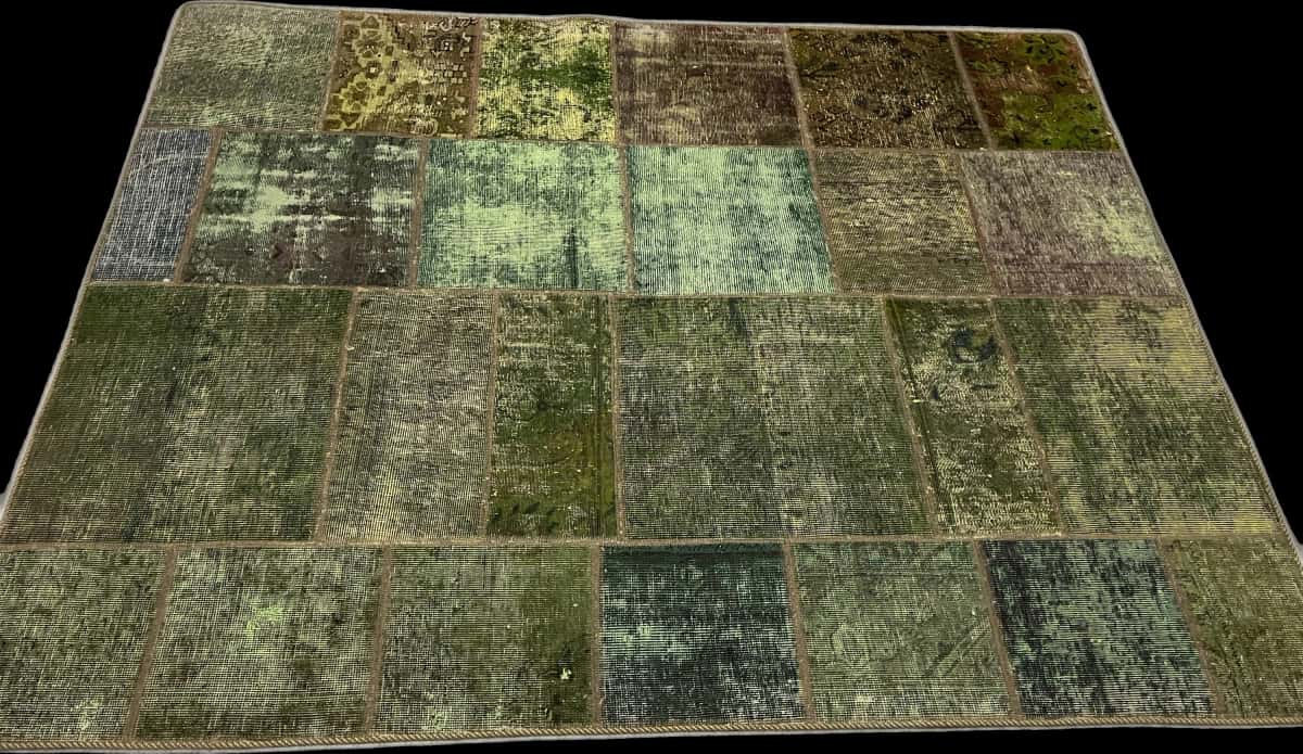 Persian rug of Rey style in dimensions 200 centimeters length by 160 centimeters width with mainly green colors — Perspective