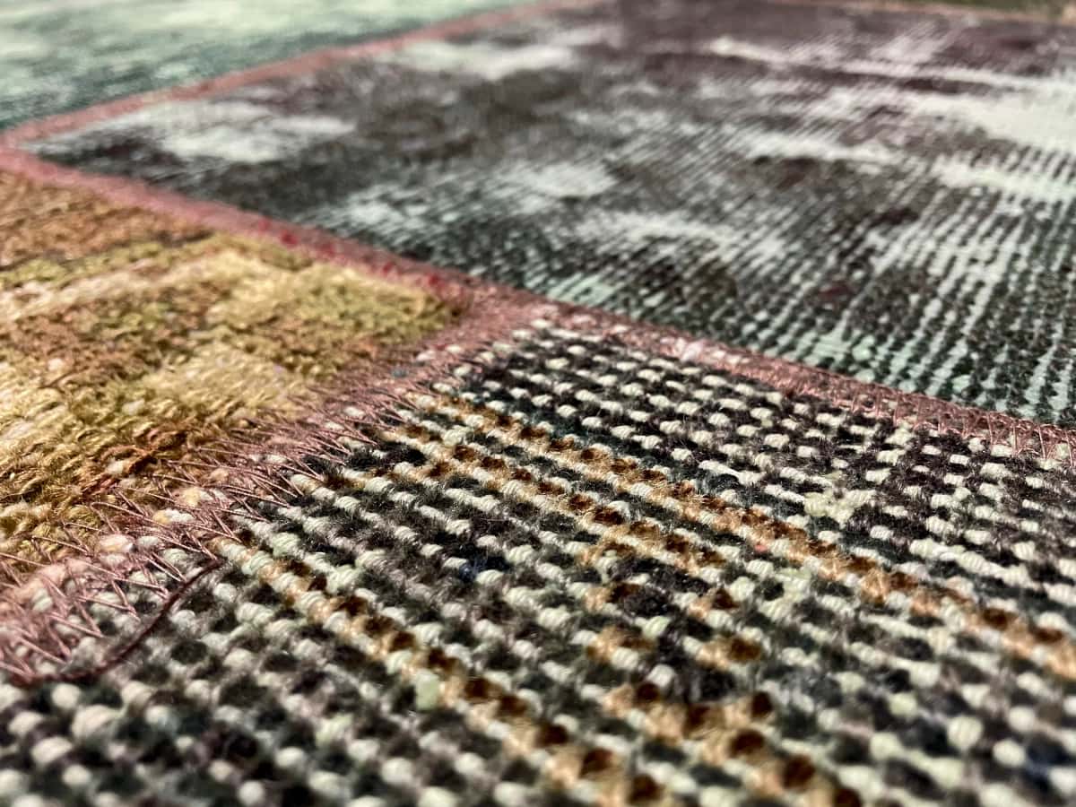 Persian rug of Rey style in dimensions 200 centimeters length by 160 centimeters width with mainly green colors — Texture close-up