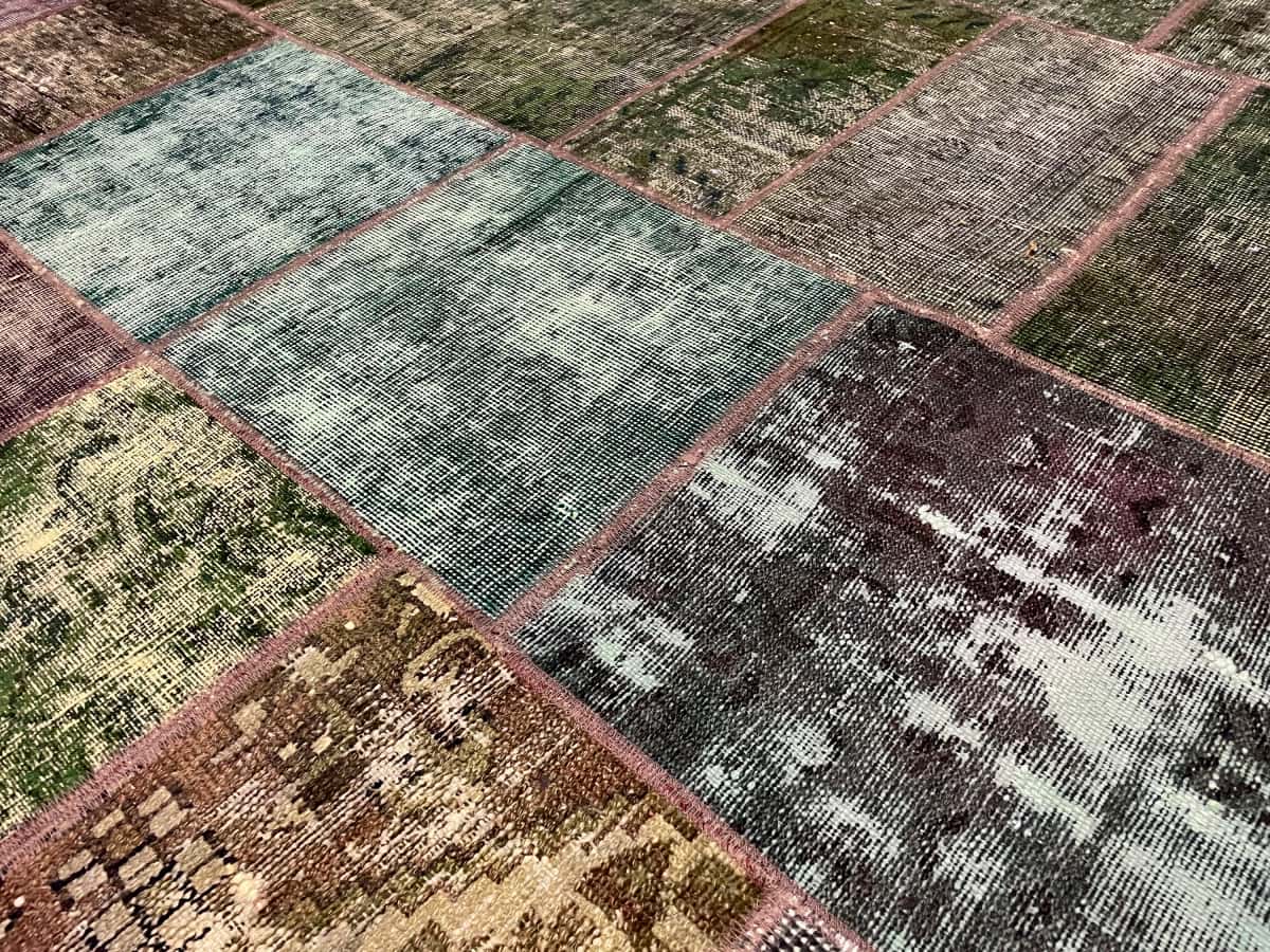 Persian rug of Rey style in dimensions 200 centimeters length by 160 centimeters width with mainly green colors — Texture close-up