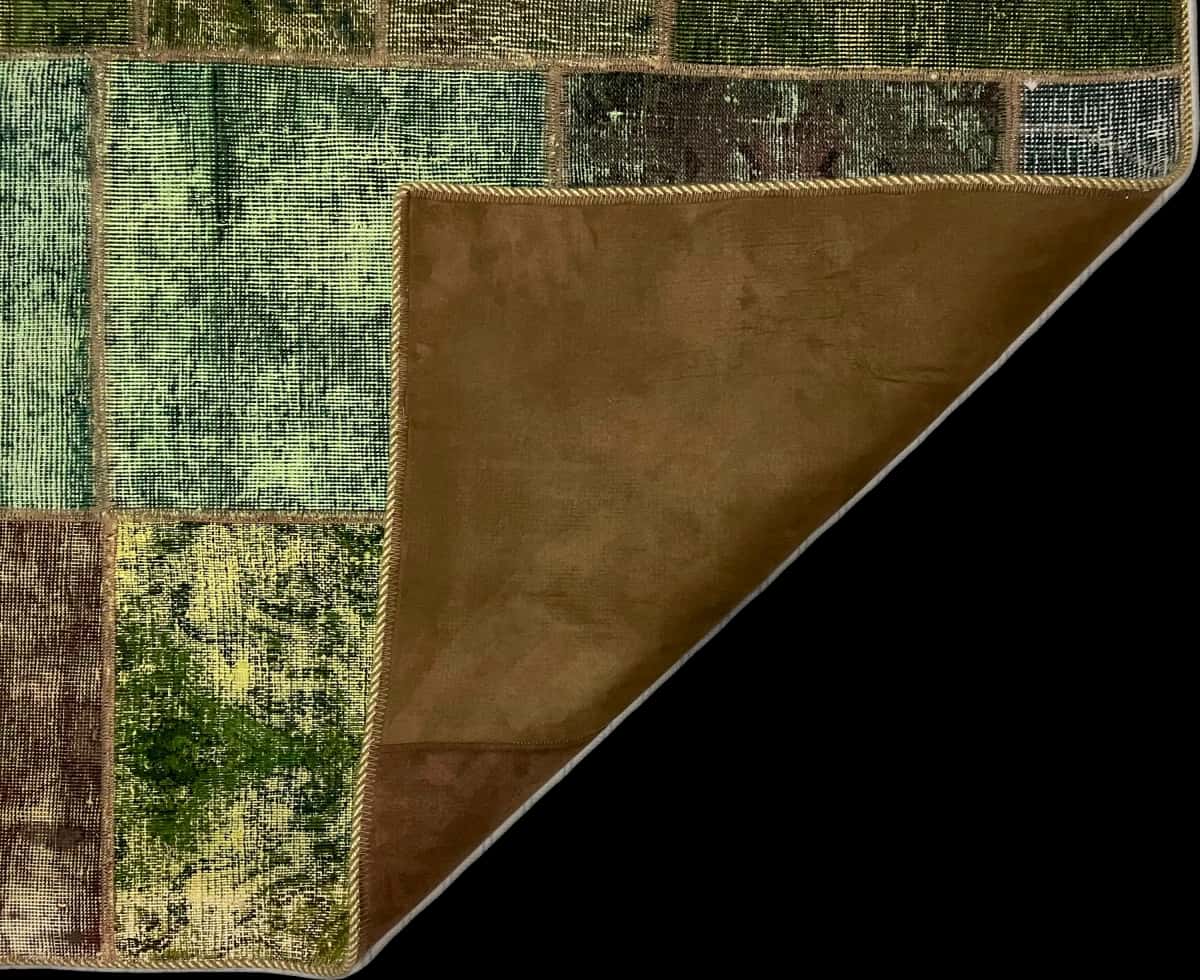 Persian rug of Rey style in dimensions 200 centimeters length by 160 centimeters width with mainly green colors — Folded