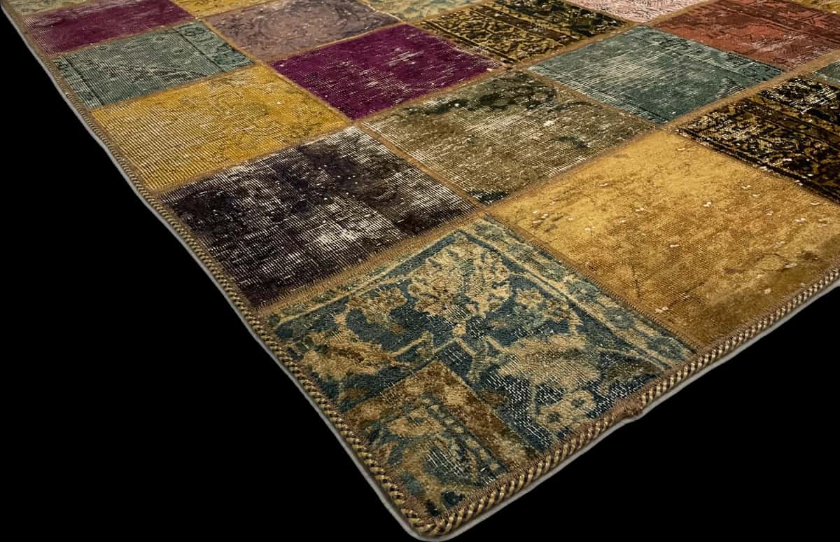 alfombra persa de estilo patchwork en dimensiones 210 centímetros de largo por 152 centímetros de ancho con colores principalmente verde y amarillo — Esquina y borde